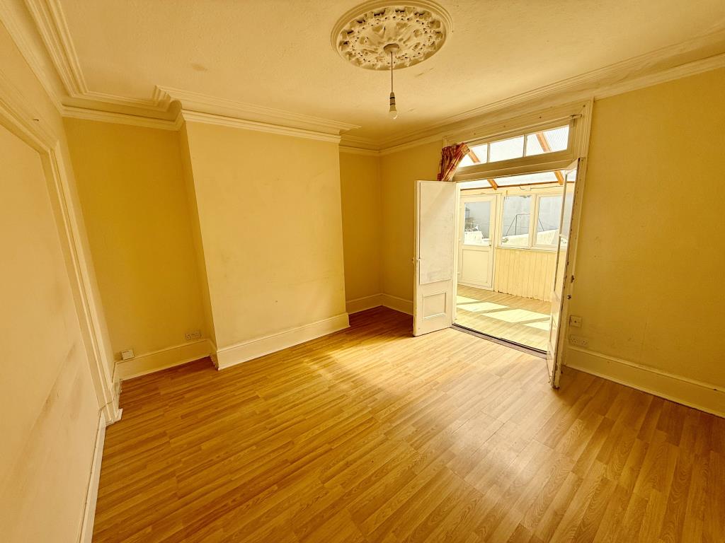 Lot: 121 - LARGE END-TERRACE PROPERTY WITH POTENTIAL - Living room